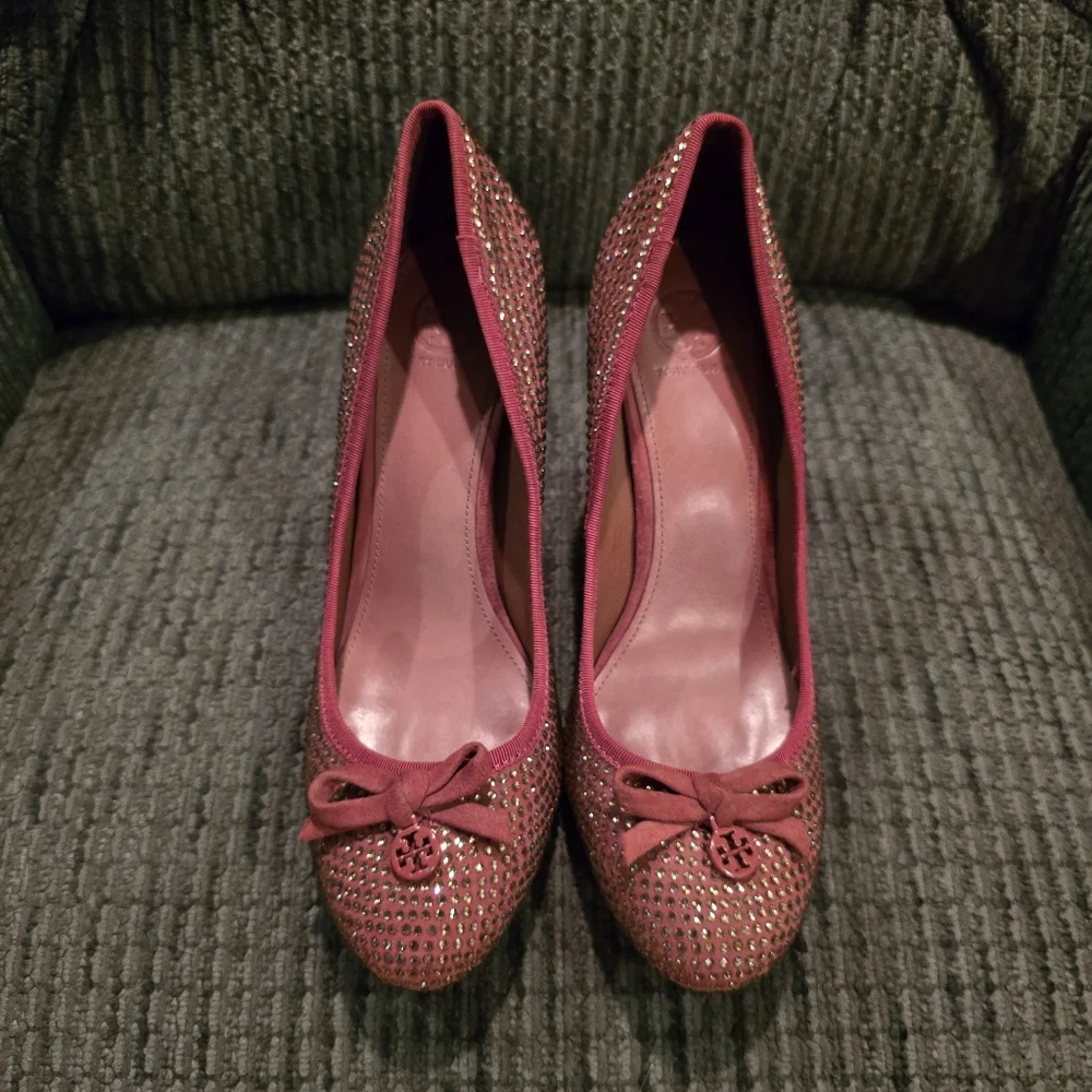 Tory Burch Phoenix Charm Logo Pave Crystal Conceria Cameo Pumps Size 9.5